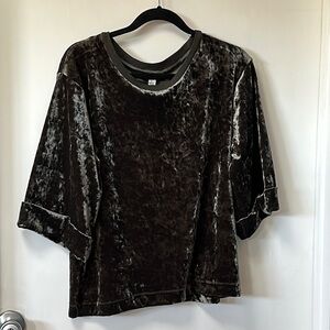 Supplies greenish velvet 3/4 length cuffed sleeves, Large